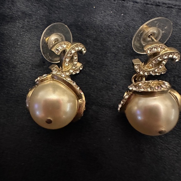 2016 Winter Chanel Earings. Gold and Pearl. - Picture 2 of 4